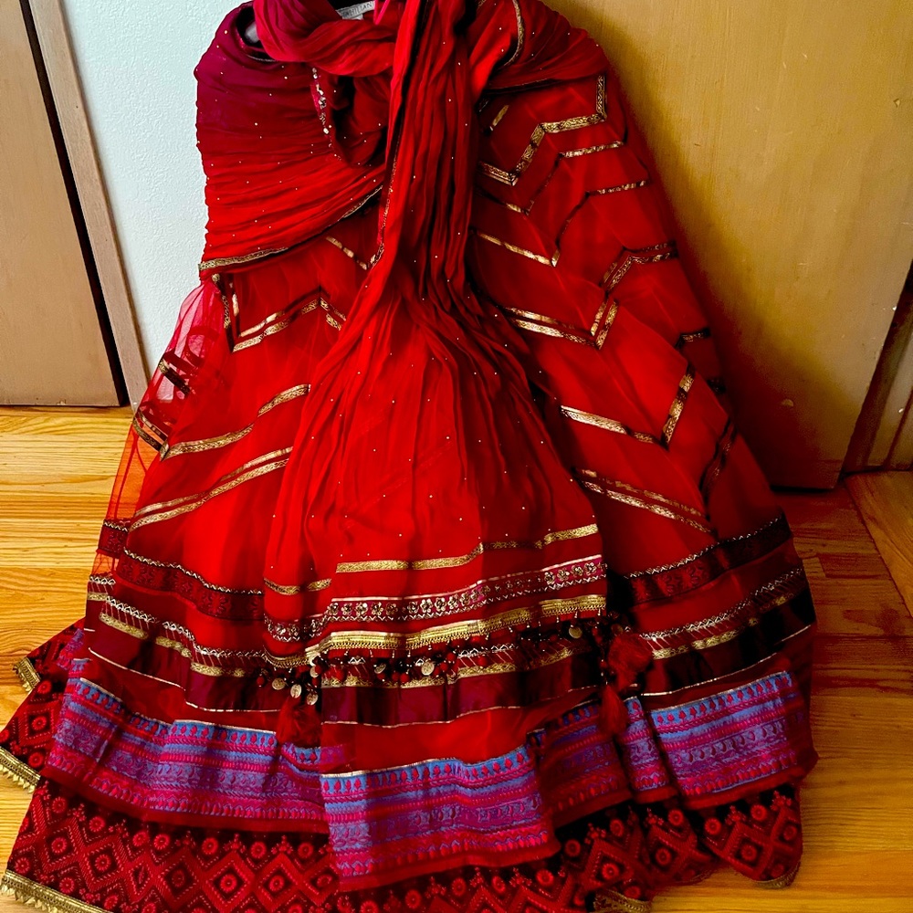 Tarun Tahiliani Lehenga w Attached Dupatta - never worn Sz M